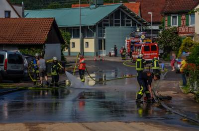 Berglen-Rettersburg: Schlamm und Wasser flutet die Hauptstrasse - Mit Schlamm bespritzte Waende und Autos